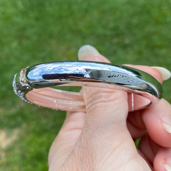 Crystal adorned silver plated hinge bracelet - Picture 5 of 16
